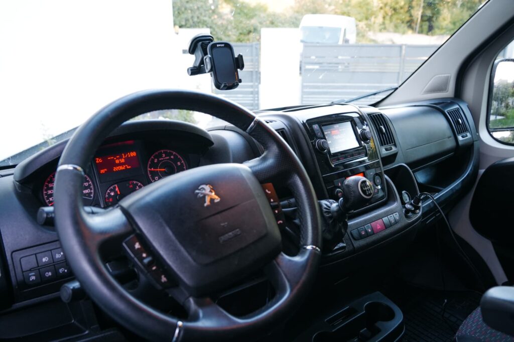 Peugot Pojazd we flocie Optimal MR - wnętrze- Wynajem Samochodów Dostawczych w Katowicach